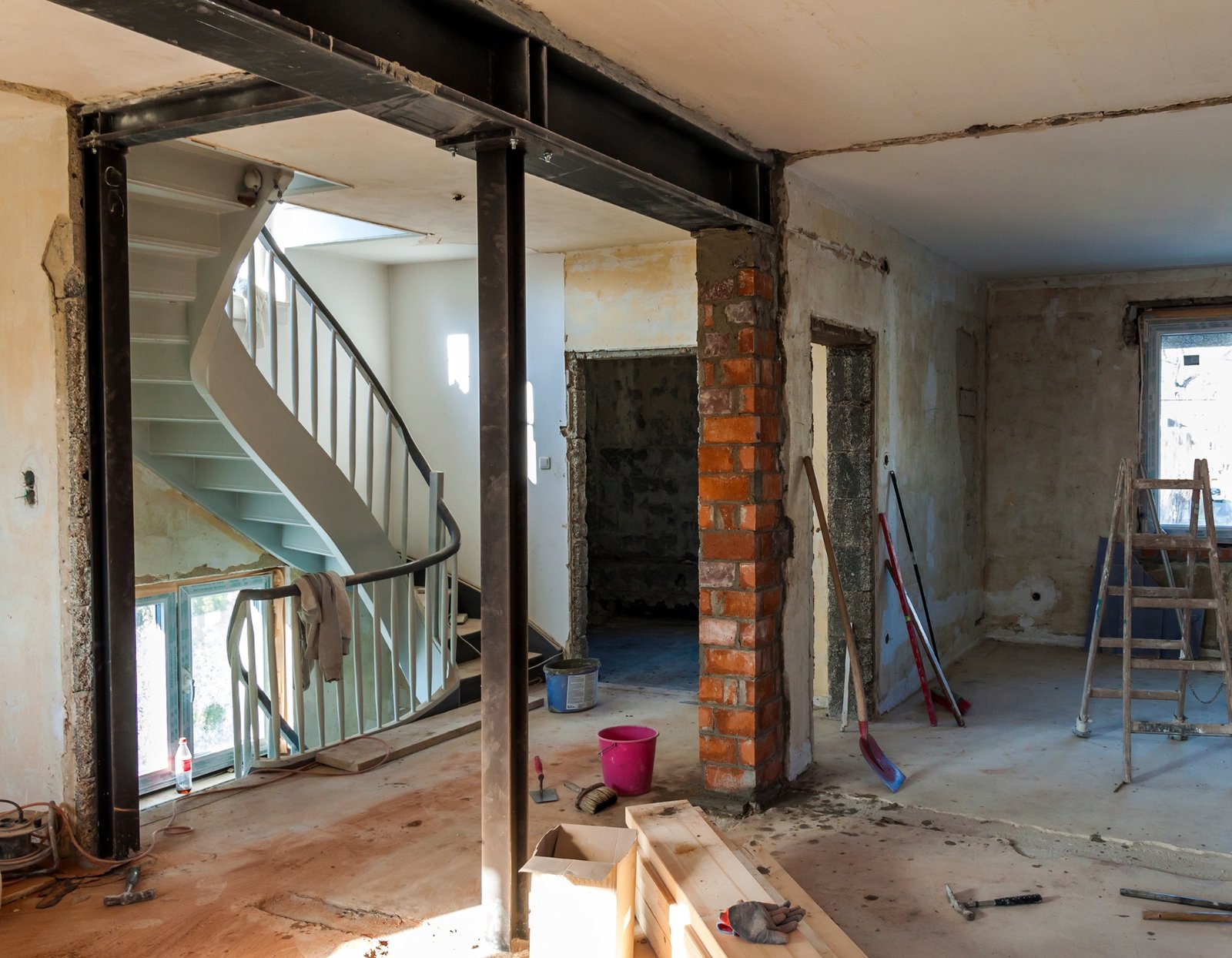 Structuurversterking tijdens een algemene renovatie, met blootliggende balken en metalen steunen.