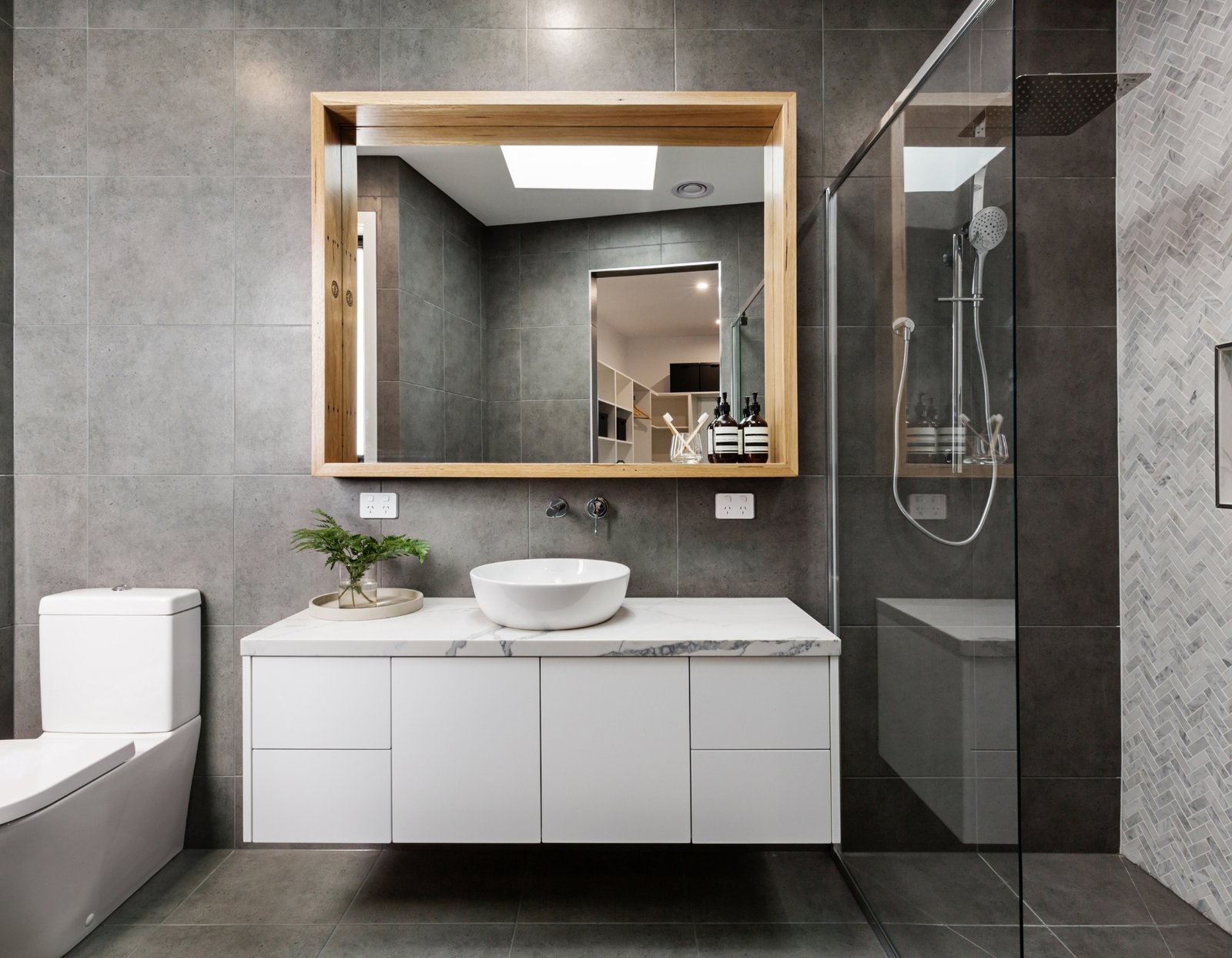 Luxe badkamer met moderne wastafel en inloopdouche
