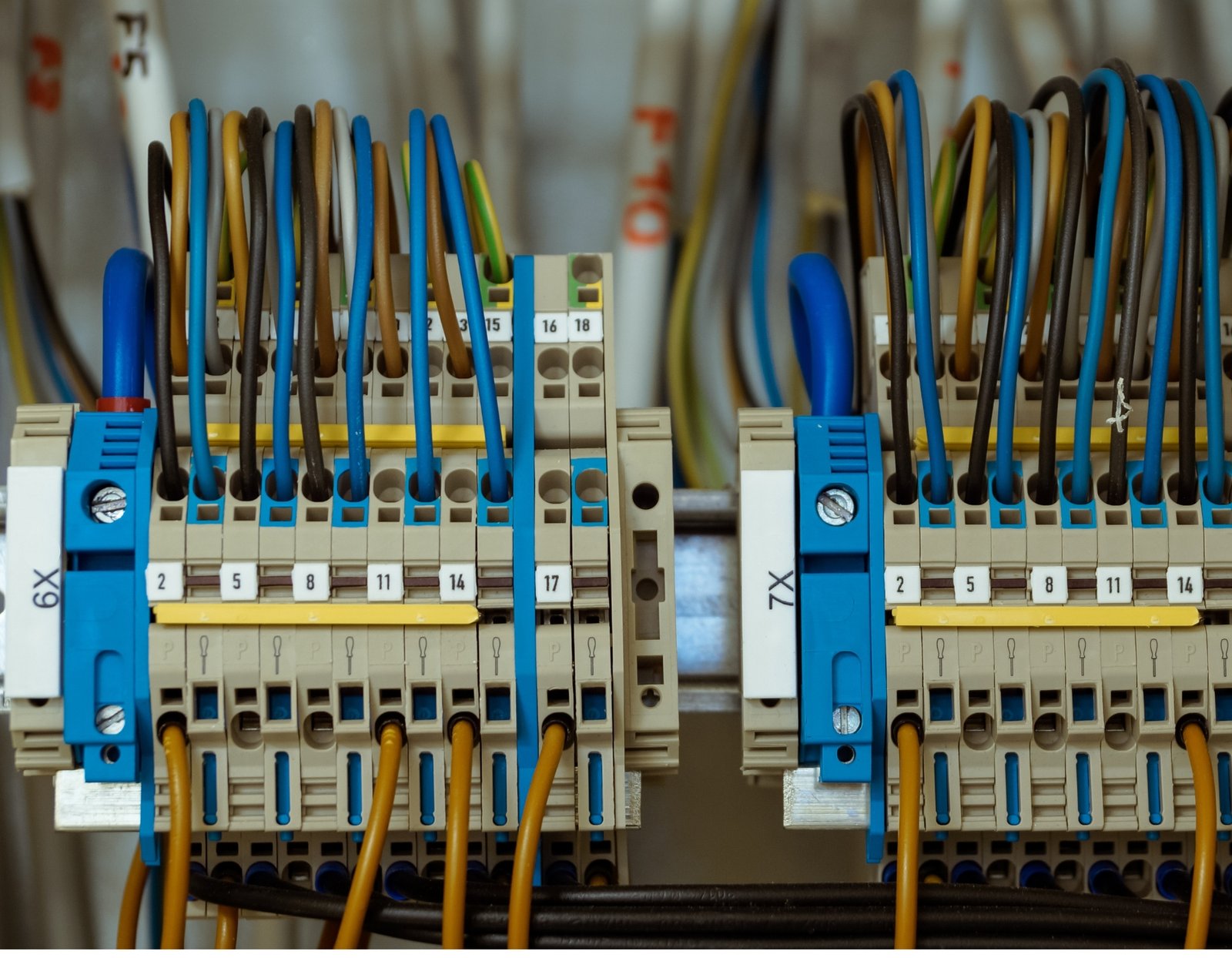 Elektricien werkt aan het installeren van bedrading in een nieuw gebouw.