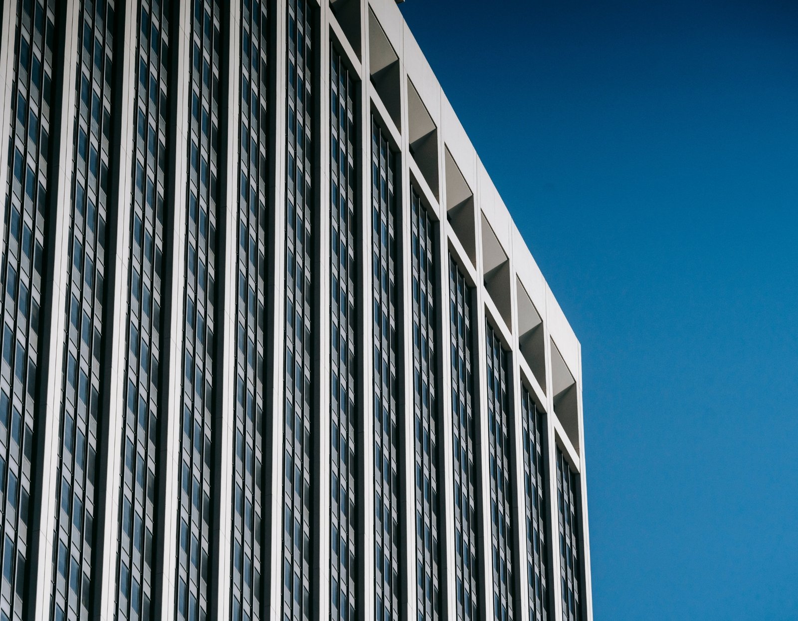 Hoog gebouw met moderne gevelconstructie