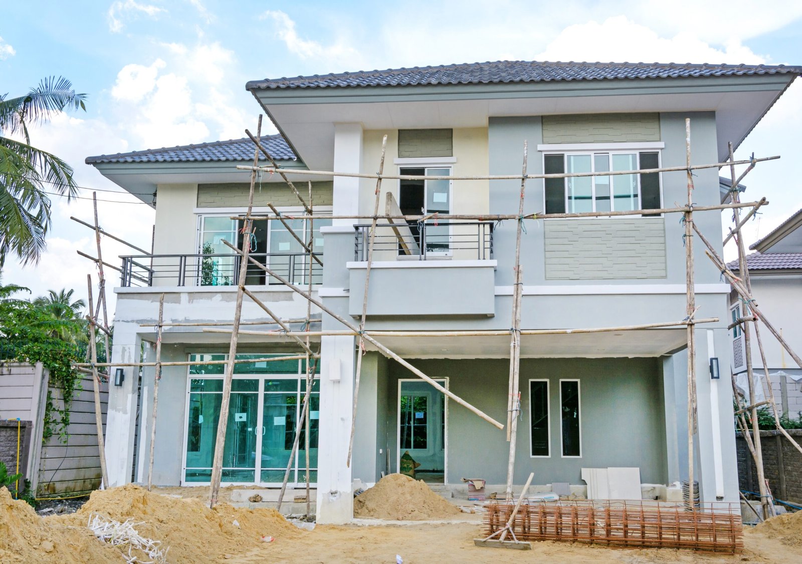 Woning in aanbouw met steiger rondom het gebouw voor renovatie of constructiewerkzaamheden.