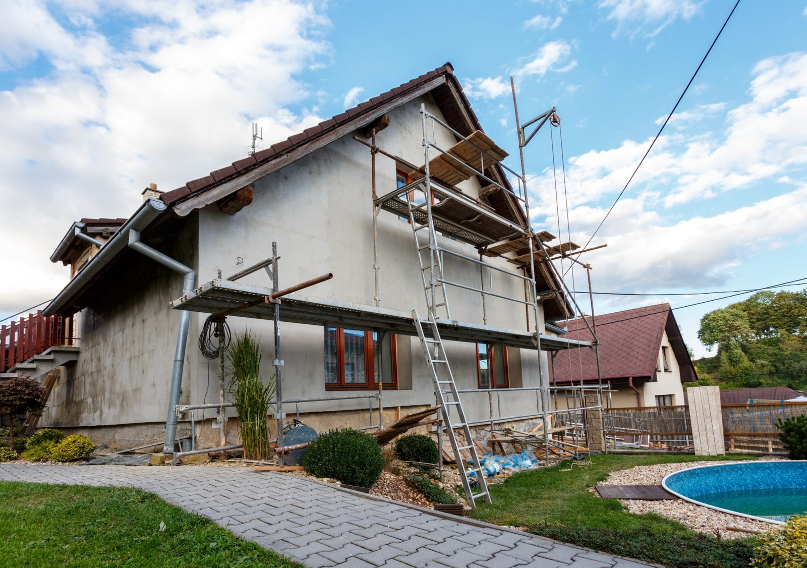 Steigers rond een huis tijdens een renovatieproject in Antwerpen.